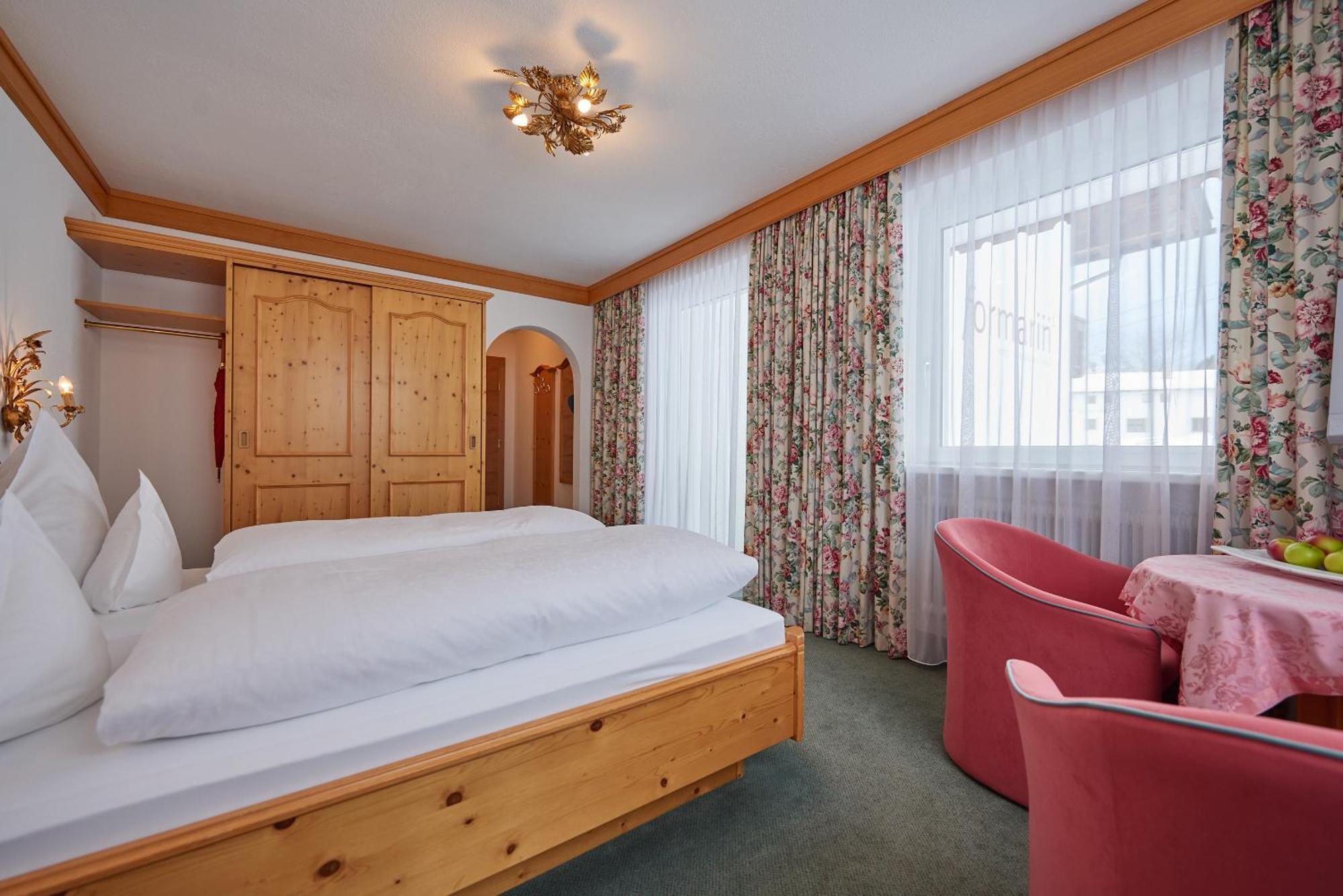 Hotel Restaurant Formarin Oberlech Room photo